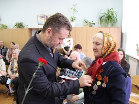 Волгодонские депутаты вручили юбилейные медали ветеранам