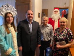 В округе № 4 поздравили с Новым годом заслуженного тренера Виктора Сысоева