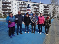 В округе № 4 жители провели субботник и покрасили лавочки в «Комфортном дворе»