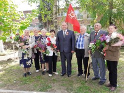Депутат округа № 4 и детский садик «Голубые дорожки» поздравили ветеранов с наступающим 9 Мая