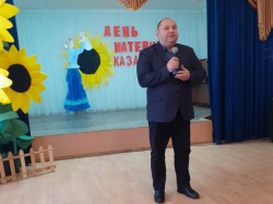 В округе № 4 поздравили матерей праздничным концертом