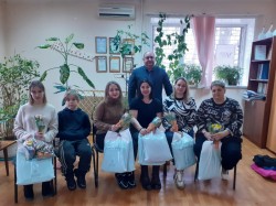 В округе № 4 вручили подарки матерям и женам бойцов СВО