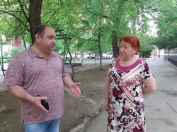 Депутат округа № 4 вместе с жителями определяет проблемные места во дворах