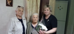 В округе № 4 поздравили с юбилеем известного педагога девятой школы Марию Фролову
