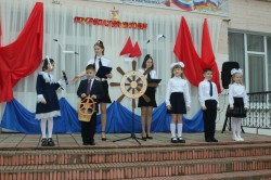Депутат округа № 4 поздравил учеников и педагогов школы № 9 с последним звонком