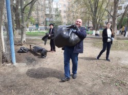  В округе № 4 депутат, жители и школьники навели порядок на детской и спортивной площадках