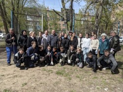 В округе № 4 депутат и жители привели в порядок спортивную и детскую площадки