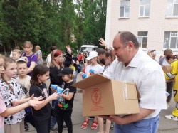 Депутат Георгий Ковалевский открыл летний лагерь при школе № 9 и подарил ему подарки 