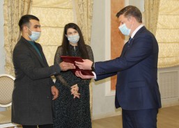 Сергей Ладанов поздравил семью первого рожденного ребенка в Волгодонске в 2022 году