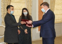 Сергей Ладанов поздравил семью первого рожденного ребенка в Волгодонске в 2022 году
