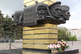 В Волгодонске возложили цветы к Стелле Победы и братским могилам