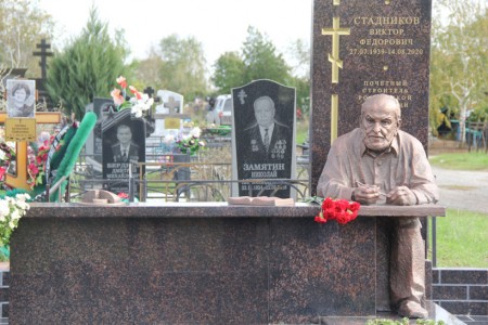 В Волгодонске установили памятник Почетному гражданину Виктору Стадникову