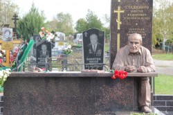 В Волгодонске установили памятник Почетному гражданину Виктору Стадникову