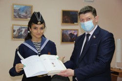 Сергей Ладанов передал ученикам «Политэка» книгу от Героя России