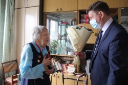 Сергей Ладанов поздравил ветерана с 100-летним юбилеем