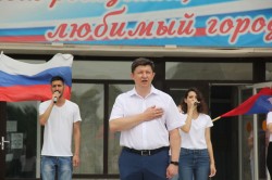 Поднимаем свой флаг: депутаты вместе с горожанами поддержали гимном страны наших спортсменов на открытии Олимпиады в Токио