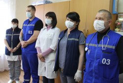 Сотрудники скорой медицинской помощи принимают поздравления