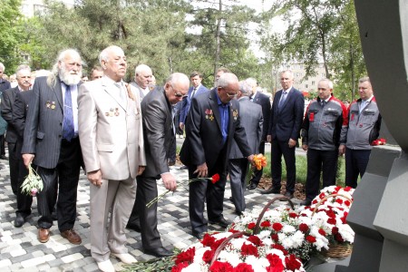 Нас собрал Чернобыль… В Волгодонске возложили цветы к памятному знаку, пострадавшим от радиационных катастроф