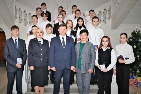 Мы – граждане России: 20 волгодонских школьников в торжественной обстановке получили паспорта Российской Федерации