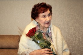 Сергей Ладанов поздравил Почетного гражданина Волгодонска Екатерину Хижнякову с наступающим Новым годом