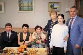 Сергей Ладанов поздравил Почетного гражданина Волгодонска Екатерину Хижнякову с наступающим Новым годом