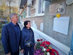Памяти мастера: на доме фотохудожника Бурдюгова установили мемориальную доску 