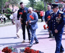 Волгодонцы возложили цветы к мемориалам и братским могилам воинов в честь Победы в Великой Отечественной войне