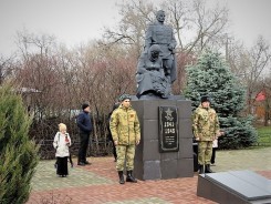 В Волгодонске в День Неизвестного Солдата к братским могилам возложили цветы