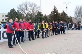 Команда избирательного округа №23 победила в соревнованиях по перетягиванию каната