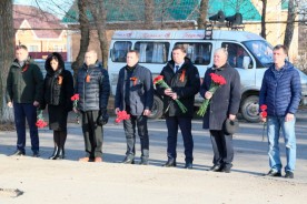 В День неизвестного солдата депутаты возложили цветы к братским могилам