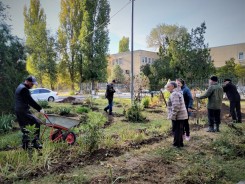 Жители 16 округа привели в порядок территорию возле памятного знака воинам Игорю Дудке и Сергею Ногину