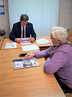 Доступная среда: в многоэтажном доме по улице Молодежной установили откидной пандус