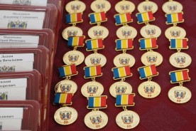 Памятный знак «80 лет Ростовской области» вручен в День России известным волгодонцам