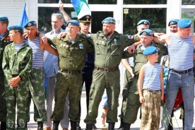 Никто, кроме нас: в День ВДВ десантники почтили память своих погибших товарищей