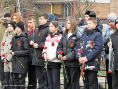 В Волгодонске в День Неизвестного Солдата к братским могилам возложили цветы
