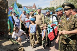 Никто, кроме нас: в День ВДВ десантники почтили память своих погибших товарищей