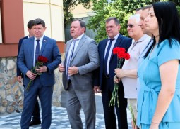 Памяти легендарного полководца: на здании ФОК Ростовской АЭС установили мемориальную доску маршалу Петру Кошевому