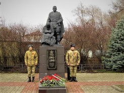 В Волгодонске в День Неизвестного Солдата к братским могилам возложили цветы
