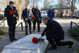 В День неизвестного солдата депутаты возложили цветы к братским могилам