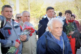 Памяти мастера: на доме фотохудожника Бурдюгова установили мемориальную доску 