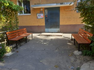 Депутат округа № 4 Волгодонска Георгий Ковалевский установил скамейки по просьбе жителей