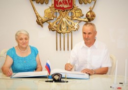В день рождения Волгодонска Сергей Ладанов поздравил юбиляров семейной жизни