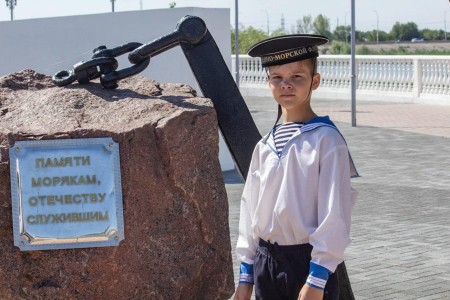 Волгодонск отметил День ВМФ молебном, автопробегом и концертной программой