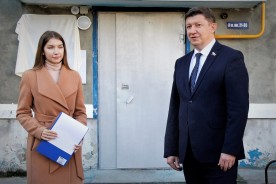 Памяти мастера: на доме фотохудожника Бурдюгова установили мемориальную доску 