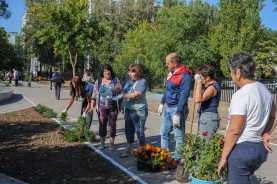 Депутаты и их помощники провели субботник возле памятника жертвам теракта