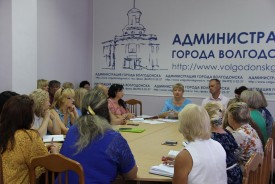 Сезонную торговлю в округах,  инфотур по Волгодонску и работу Школы «Доверие» обсудили помощники депутатов на своей планерке