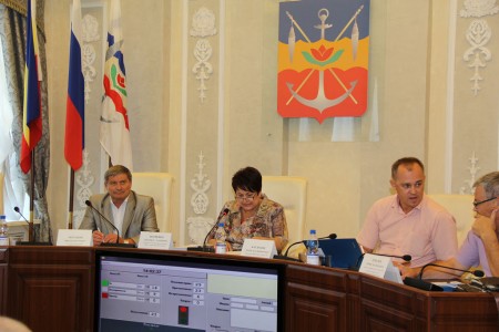 Дума после каникул: успехи выпускников, корректировки в бюджете, изменения в благоустройстве