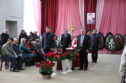 Сотни волгодонцев пришли проститься с Почётным гражданином Виктором Жуковым