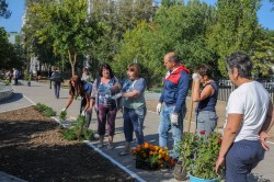 Депутаты и их помощники провели субботник возле памятника жертвам теракта