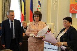 Людмила Ткаченко вручила директору школы №11 Почетную грамоту Волгодонской городской Думы